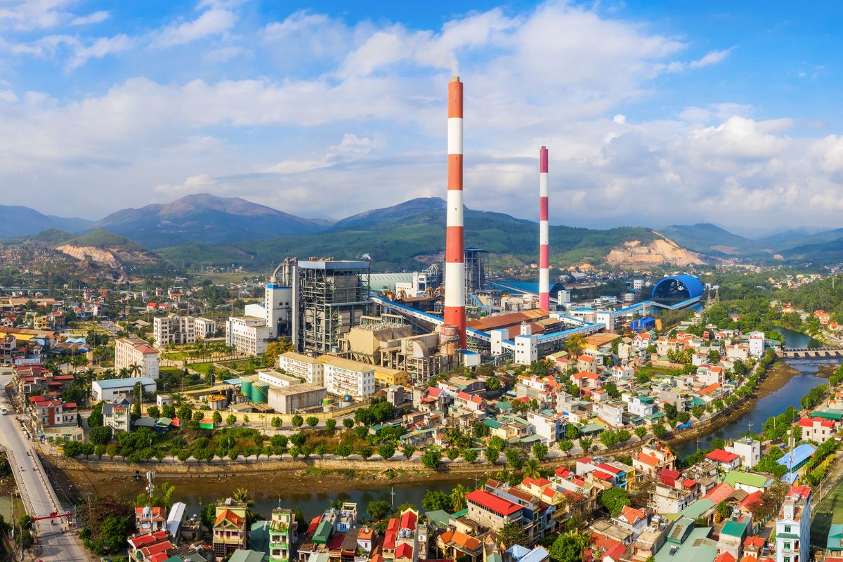 Một số nhà máy nhiệt điện chạy bằng dầu ở Đông Nam Bộ phục vụ cho?