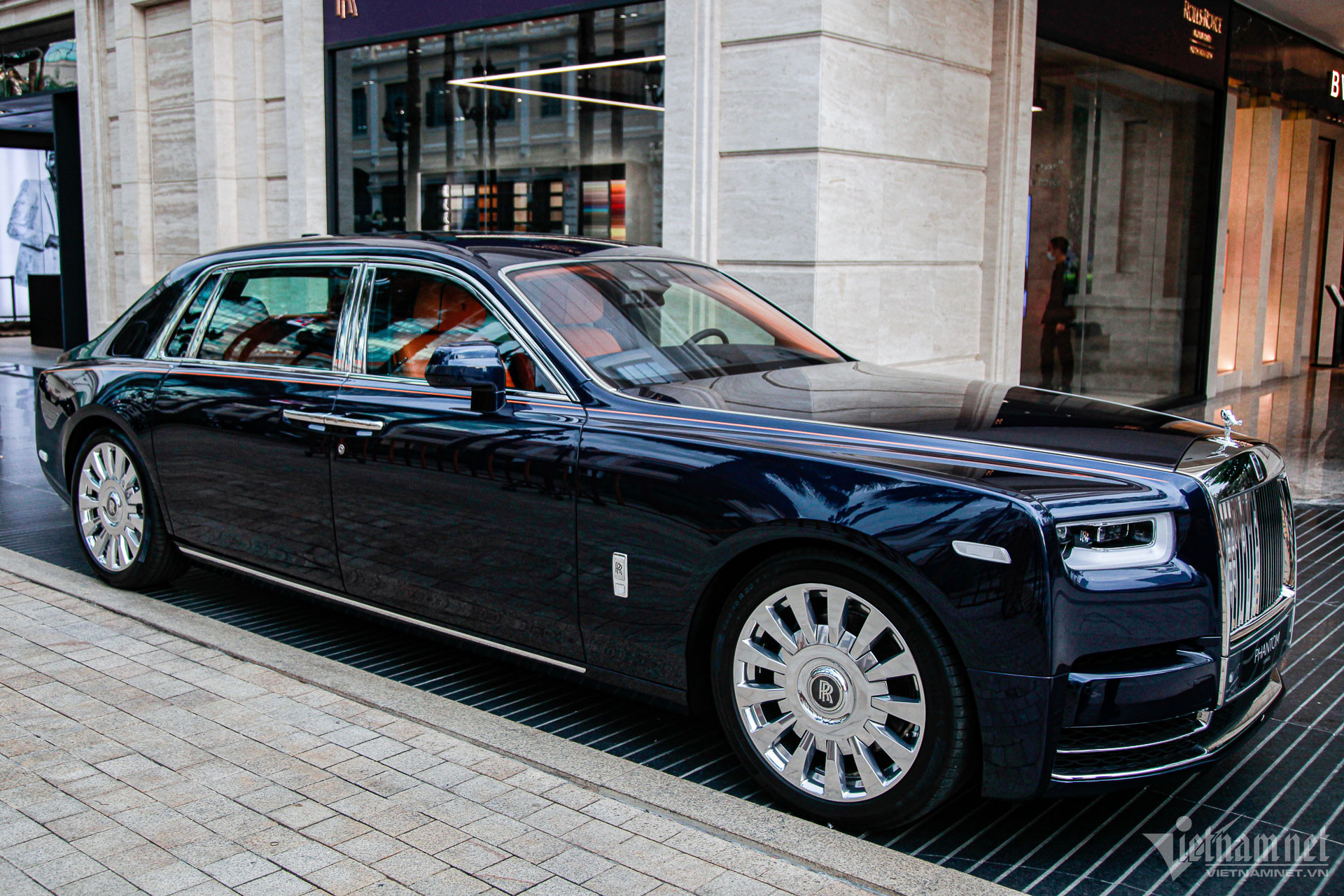 Bắt gặp Rolls-Royce Phantom VIII giá trên 50 tỷ đồng của đại gia Sài thành