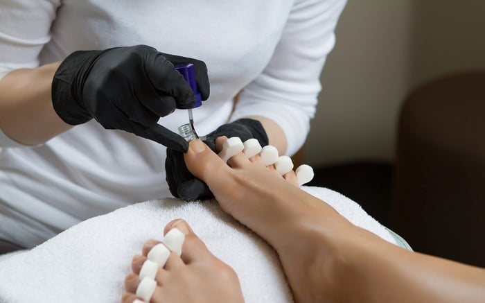 Danh sách Top 30+ Mẫu nail sơn móng chân màu đỏ rượu quyến rũ, 'chanh sả'