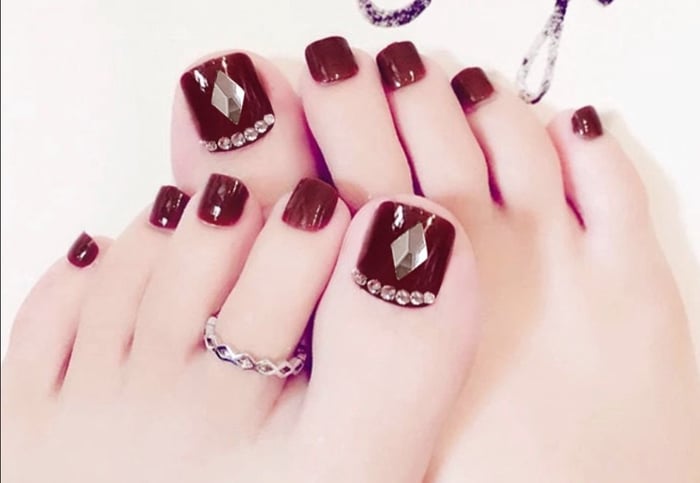 Danh sách Top 30+ Mẫu nail sơn móng chân màu đỏ rượu quyến rũ, 'chanh sả'