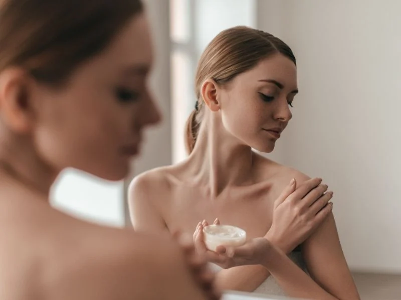 Nên bôi dưỡng thể khi nào? Lượng bao nhiêu là phù hợp để đạt hiệu quả? - Luxury Skin Care Beauty