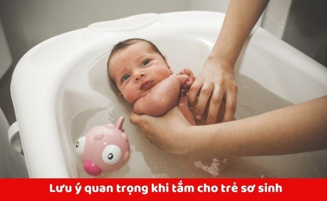 Trẻ sơ sinh nên tắm lúc mấy giờ? Giờ tắm cho trẻ sơ sinh tốt