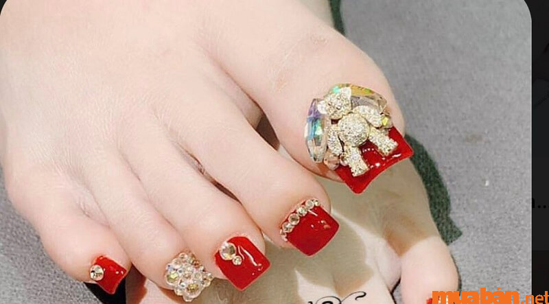 101+ Mẫu nail chân màu đỏ tôn da, “chanh sả” mới nhất