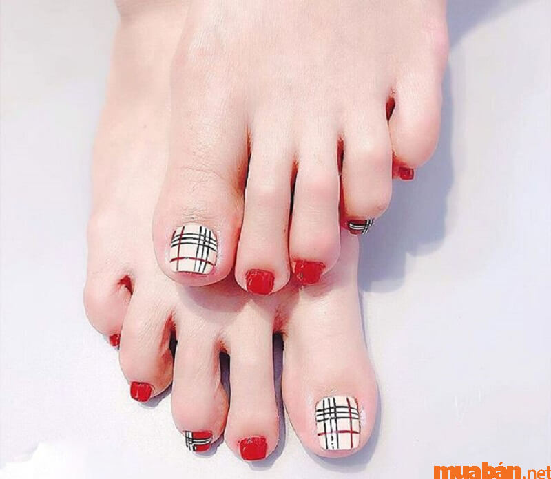 101+ Mẫu nail chân màu đỏ tôn da, “chanh sả” mới nhất