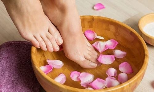 Ngâm chân nước nóng trước khi ngủ tốt như thế nào?