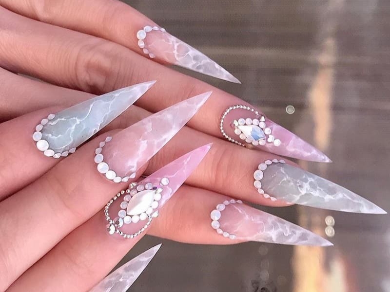 Top 15 mẫu nail đính đá đẹp sang chảnh hot trend