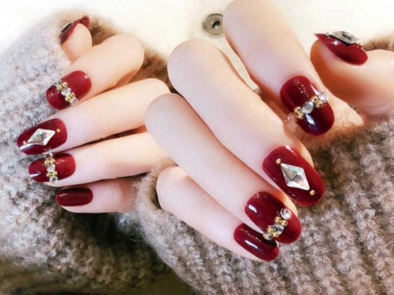 Top 15 mẫu nail đính đá đẹp sang chảnh hot trend