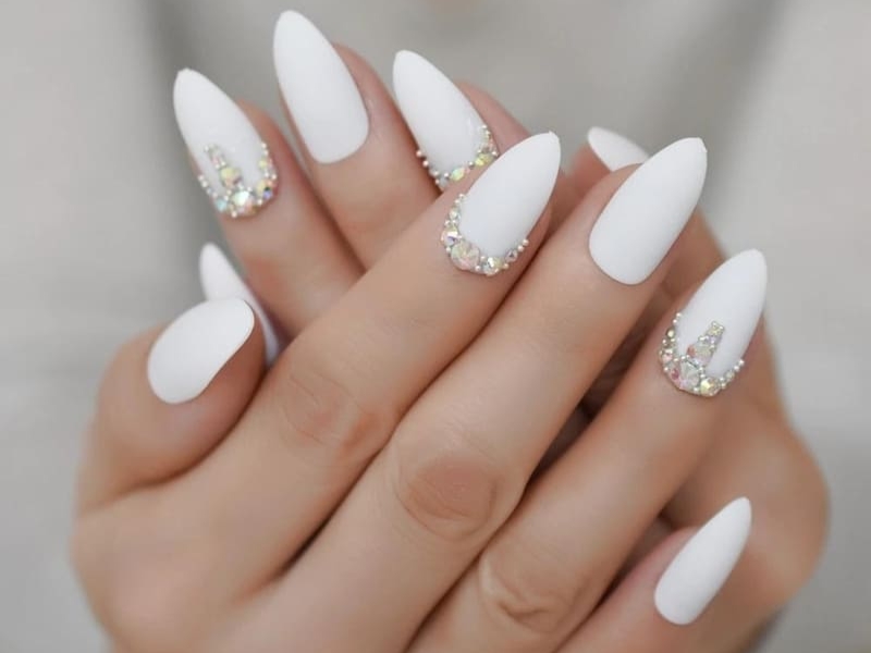 Top 15 mẫu nail đính đá đẹp sang chảnh hot trend