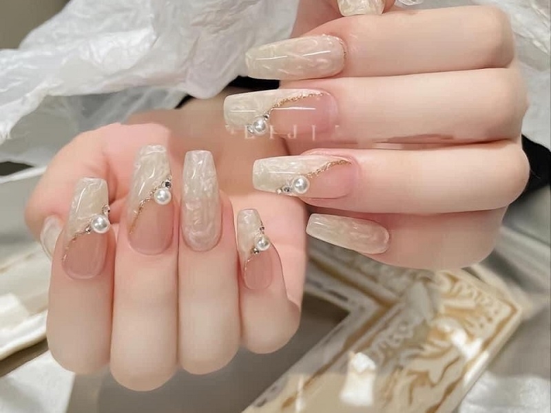 Top 15 mẫu nail đính đá đẹp sang chảnh hot trend