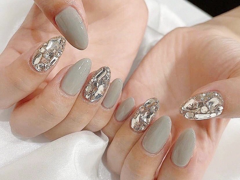 Top 15 mẫu nail đính đá đẹp sang chảnh hot trend