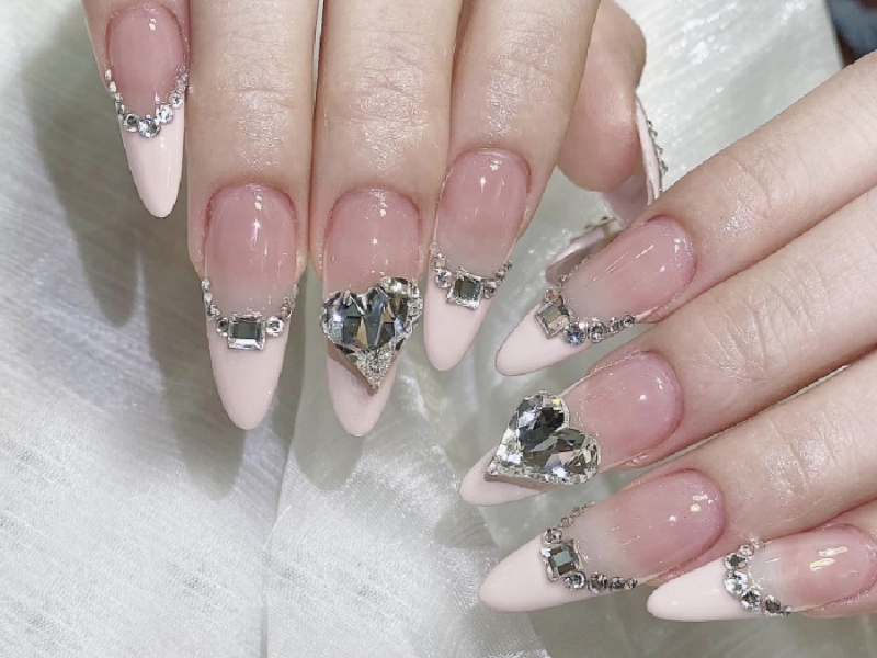 Top 15 mẫu nail đính đá đẹp sang chảnh hot trend