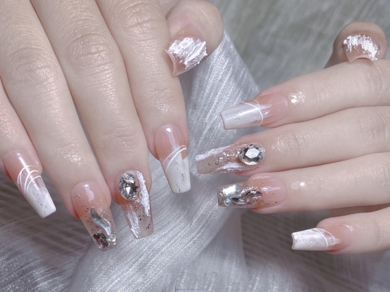 Top 15 mẫu nail đính đá đẹp sang chảnh hot trend