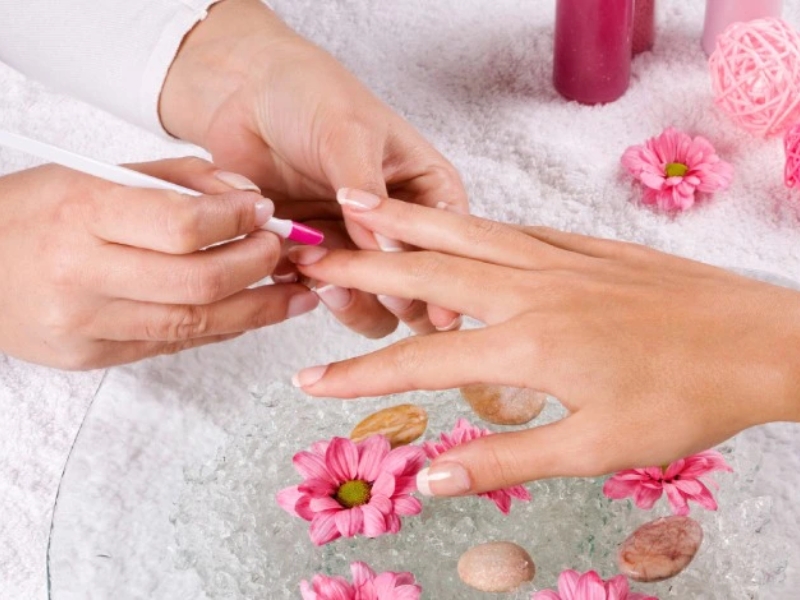 Top 15 mẫu nail đính đá đẹp sang chảnh hot trend