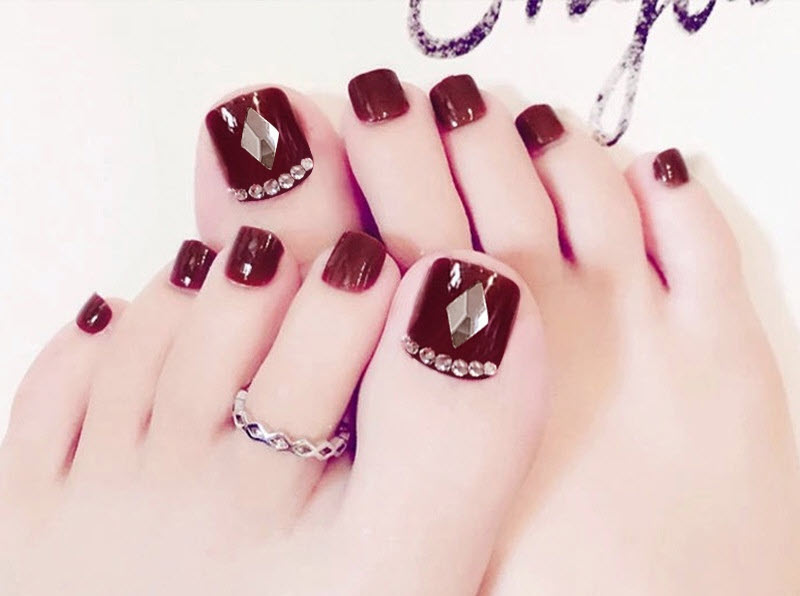 50+ Mẫu nail chân đính đá sang trọng đẹp nhất 2024