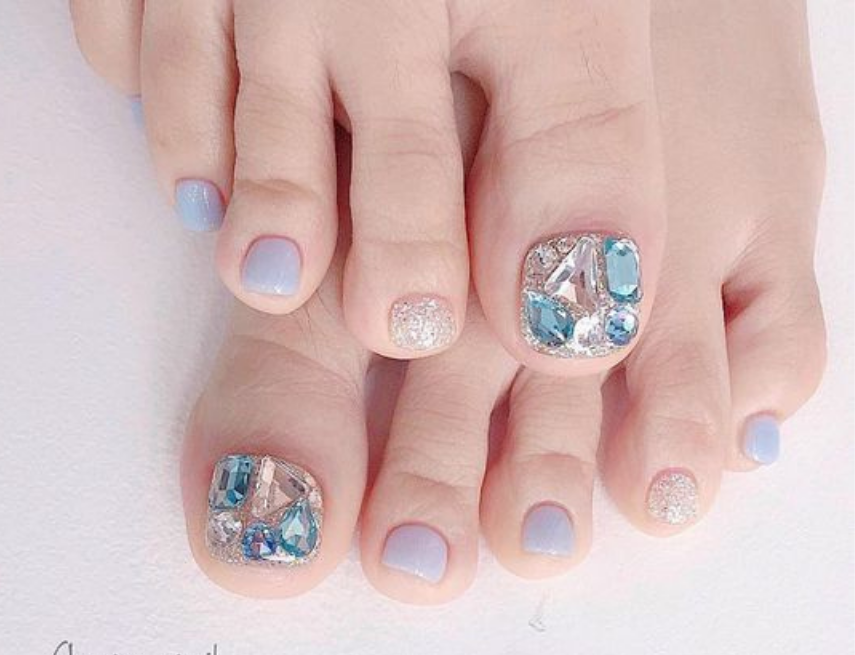 50+ Mẫu nail chân đính đá sang trọng đẹp nhất 2024