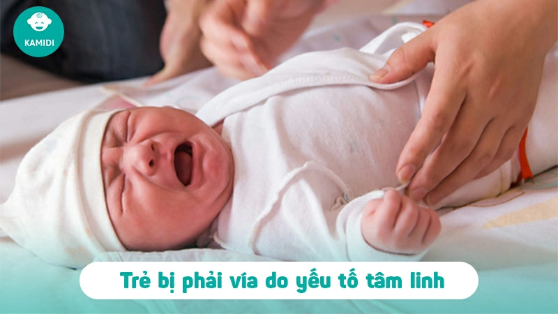 Trẻ sơ sinh phải vía - Nhận biết, nguyên nhân và cách xử lý