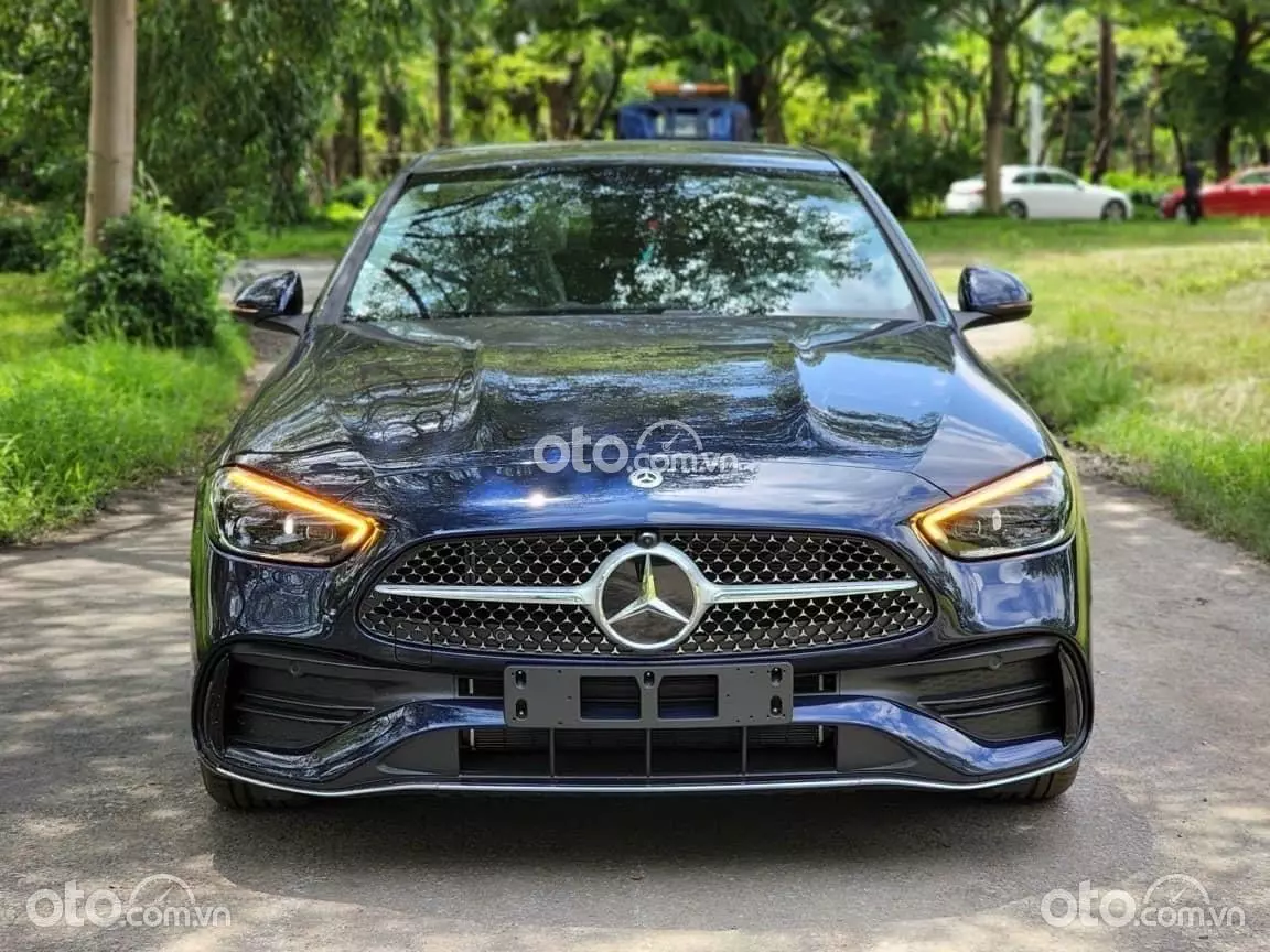 Giá xe Mercedes-Benz C 300 AMG mới nhất tháng 11/2024