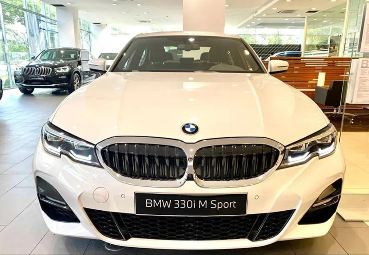 Bảng giá xe BMW 330i ưu đãi mới nhất tháng 11/2024