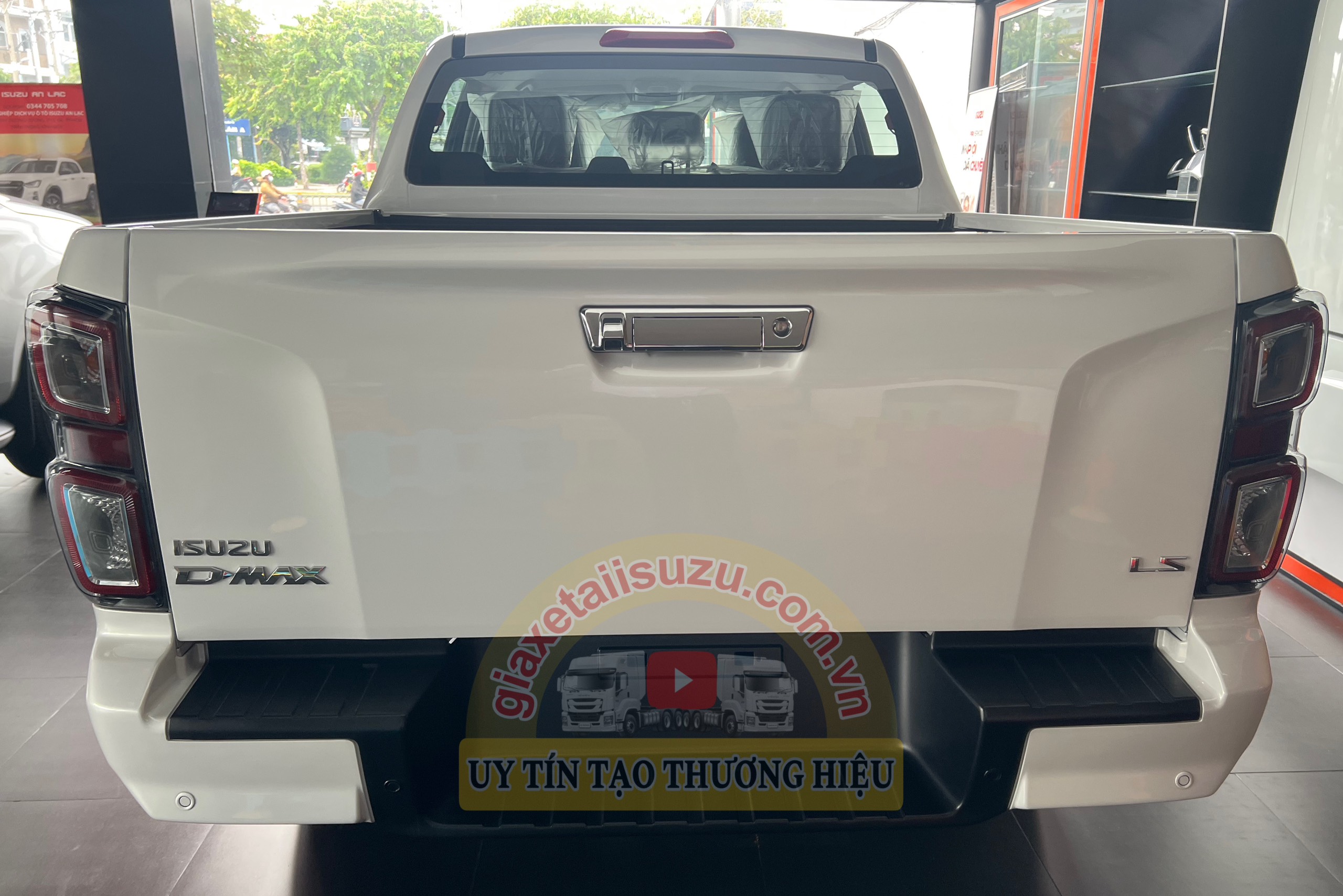 GIÁ XE ISUZU DMAX HILANDER 1.9L AT 4X2 2024