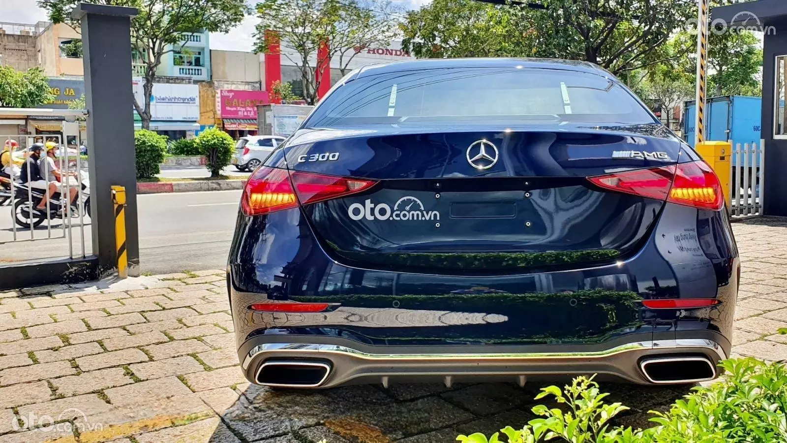 Giá xe Mercedes-Benz C 300 AMG mới nhất tháng 11/2024