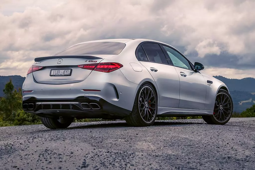 Giá xe Mercedes-AMG C 63 S E Performance mới nhất tháng 11/2024