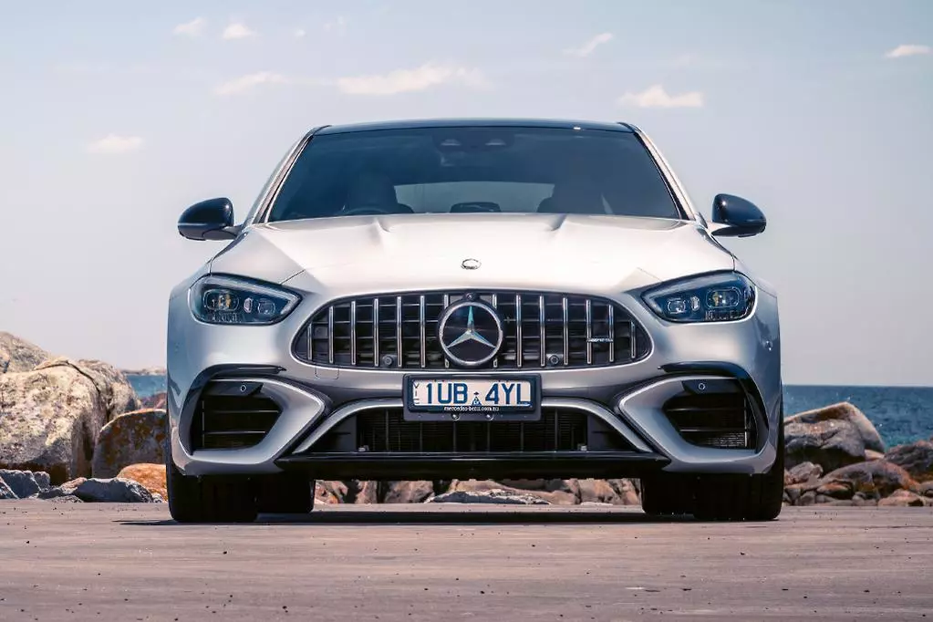 Giá xe Mercedes-AMG C 63 S E Performance mới nhất tháng 11/2024