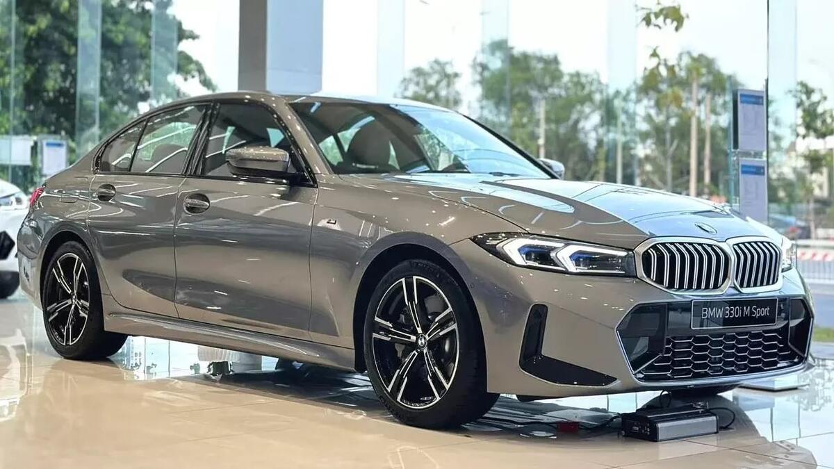 Bảng giá xe BMW 330i ưu đãi mới nhất tháng 11/2024