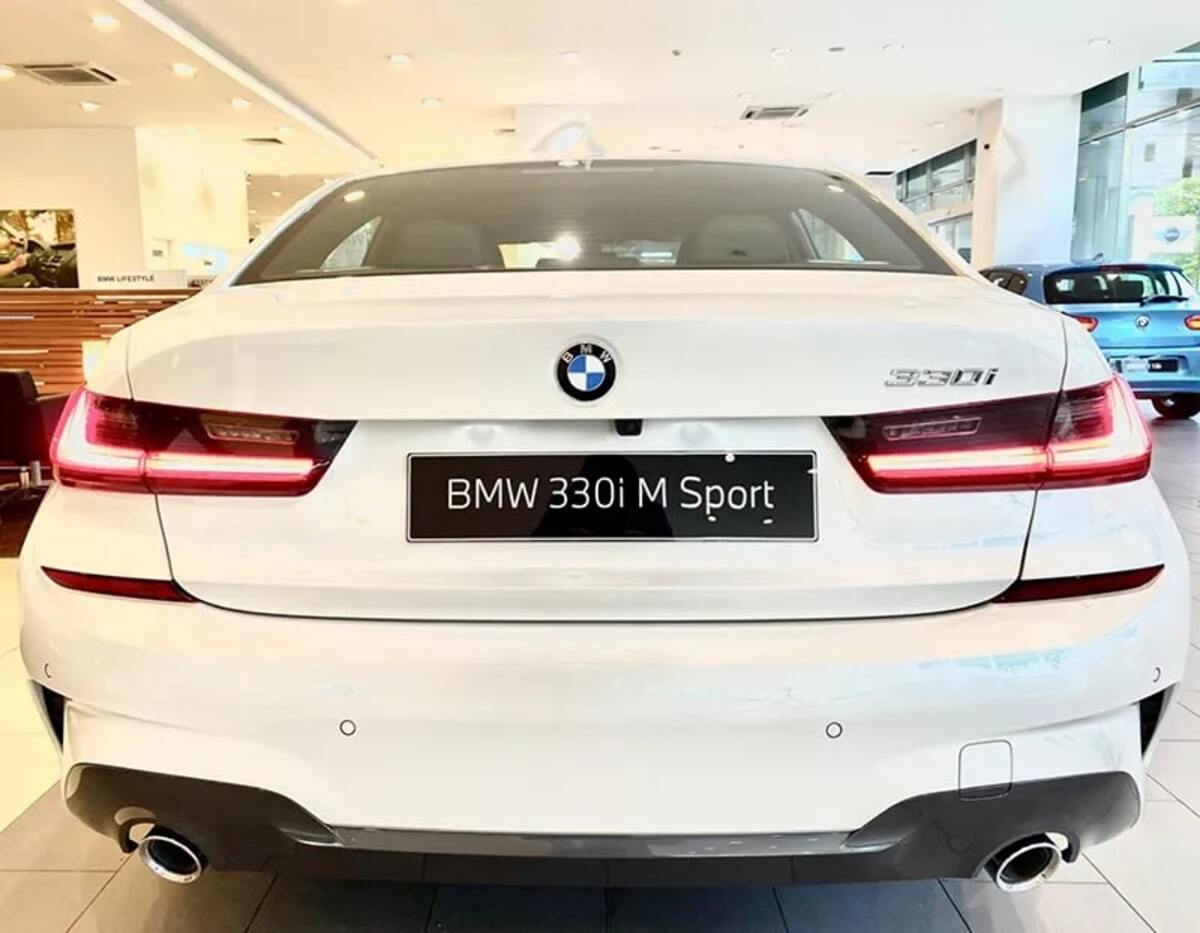 Bảng giá xe BMW 330i ưu đãi mới nhất tháng 11/2024