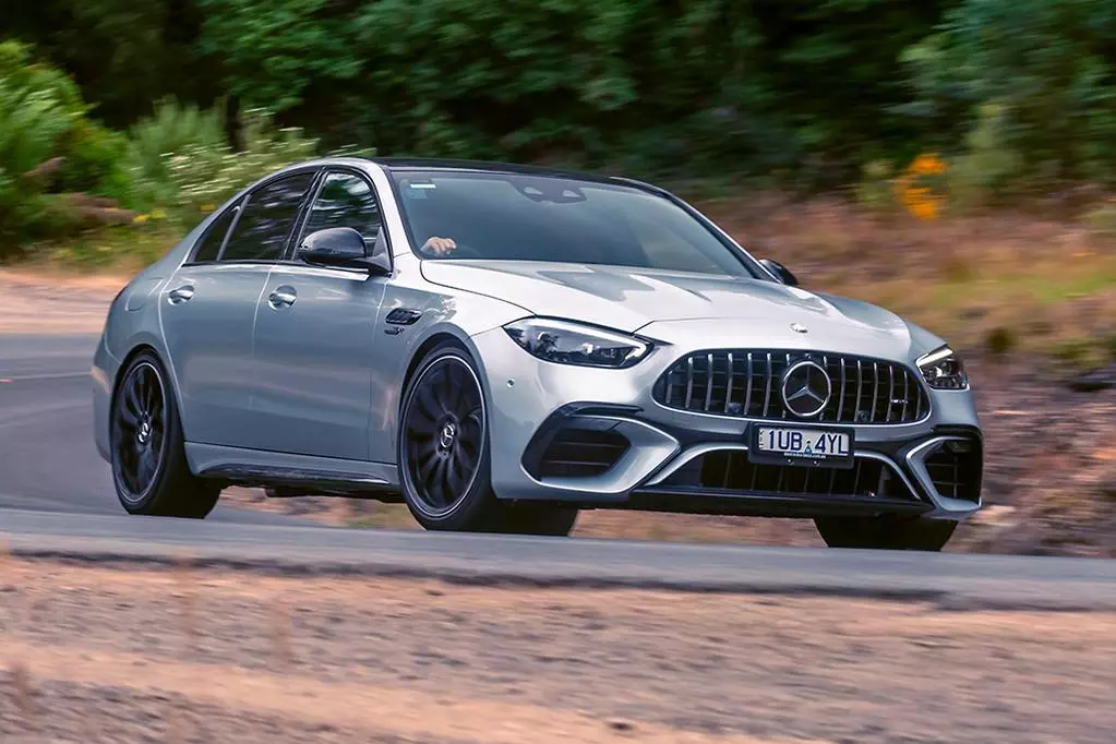 Giá xe Mercedes-AMG C 63 S E Performance mới nhất tháng 11/2024