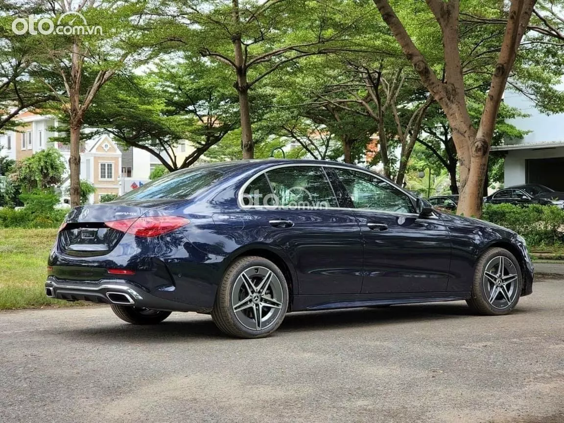 Giá xe Mercedes-Benz C 300 AMG mới nhất tháng 11/2024