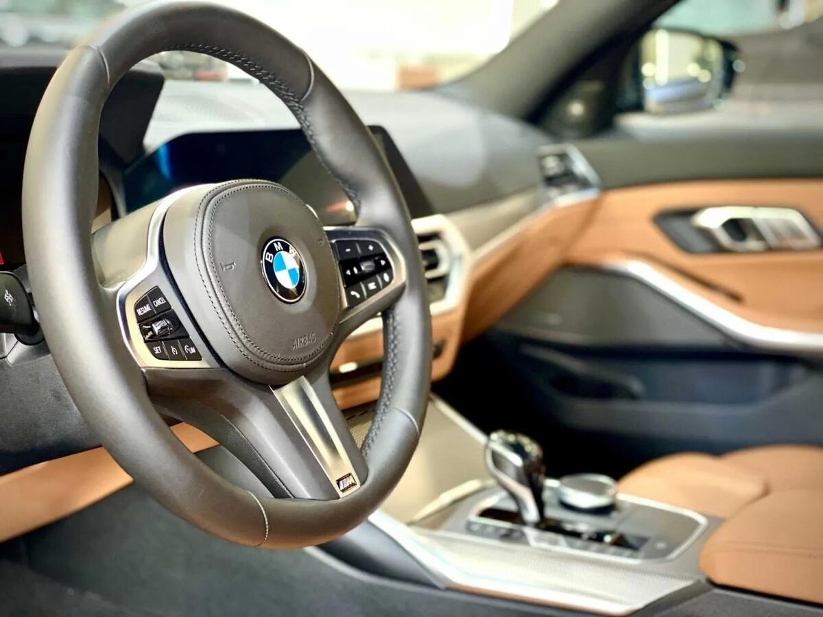 Bảng giá xe BMW 330i ưu đãi mới nhất tháng 11/2024