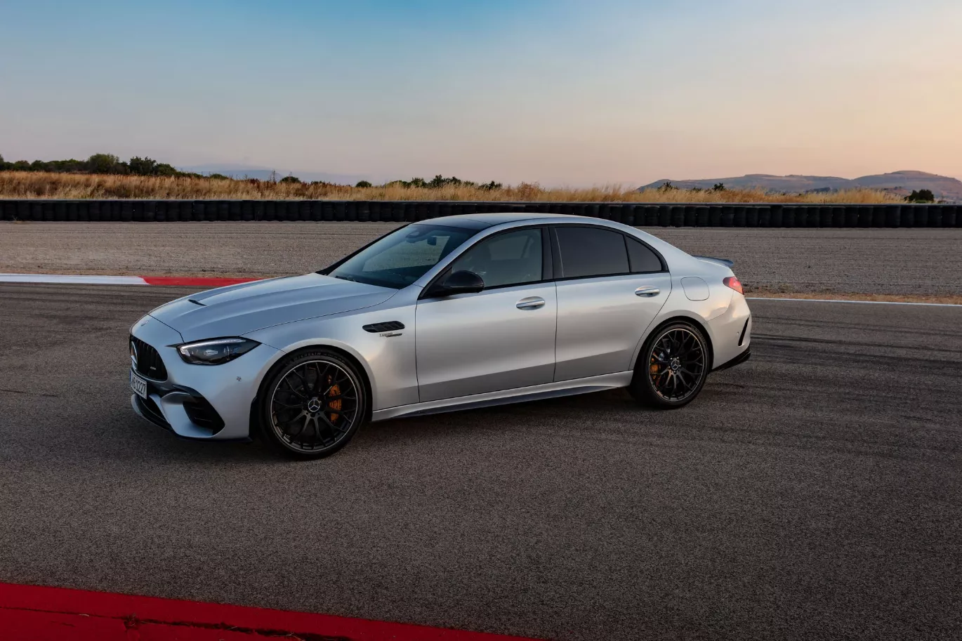 Giá xe Mercedes-AMG C 63 S E Performance mới nhất tháng 11/2024