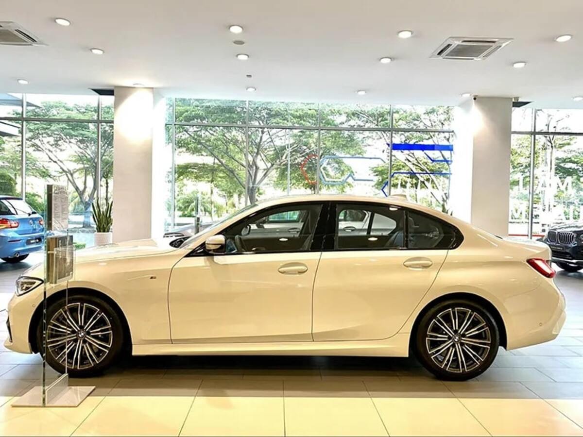 Bảng giá xe BMW 330i ưu đãi mới nhất tháng 11/2024