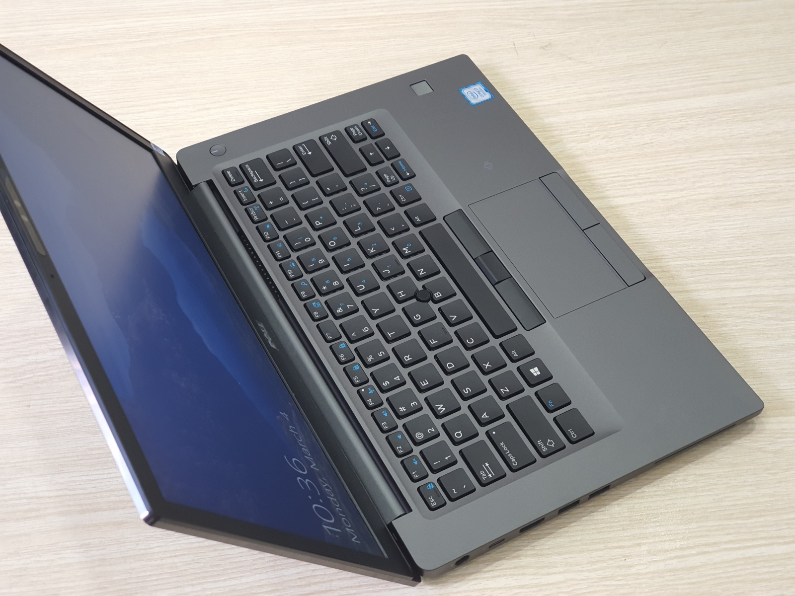 Laptop xách tay Dell Latitude 7490 Core i7-8650U Ram 16GB SSD 512GB Màn hình 14.0 Inch FHD Cảm ứng (vỏ nhôm ALUNIUM)