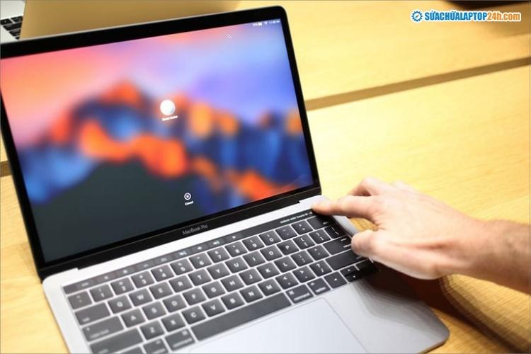 Làm gì khi bị đổ nước vào laptop | Cách xử lý nhanh và hiệu quả nhất